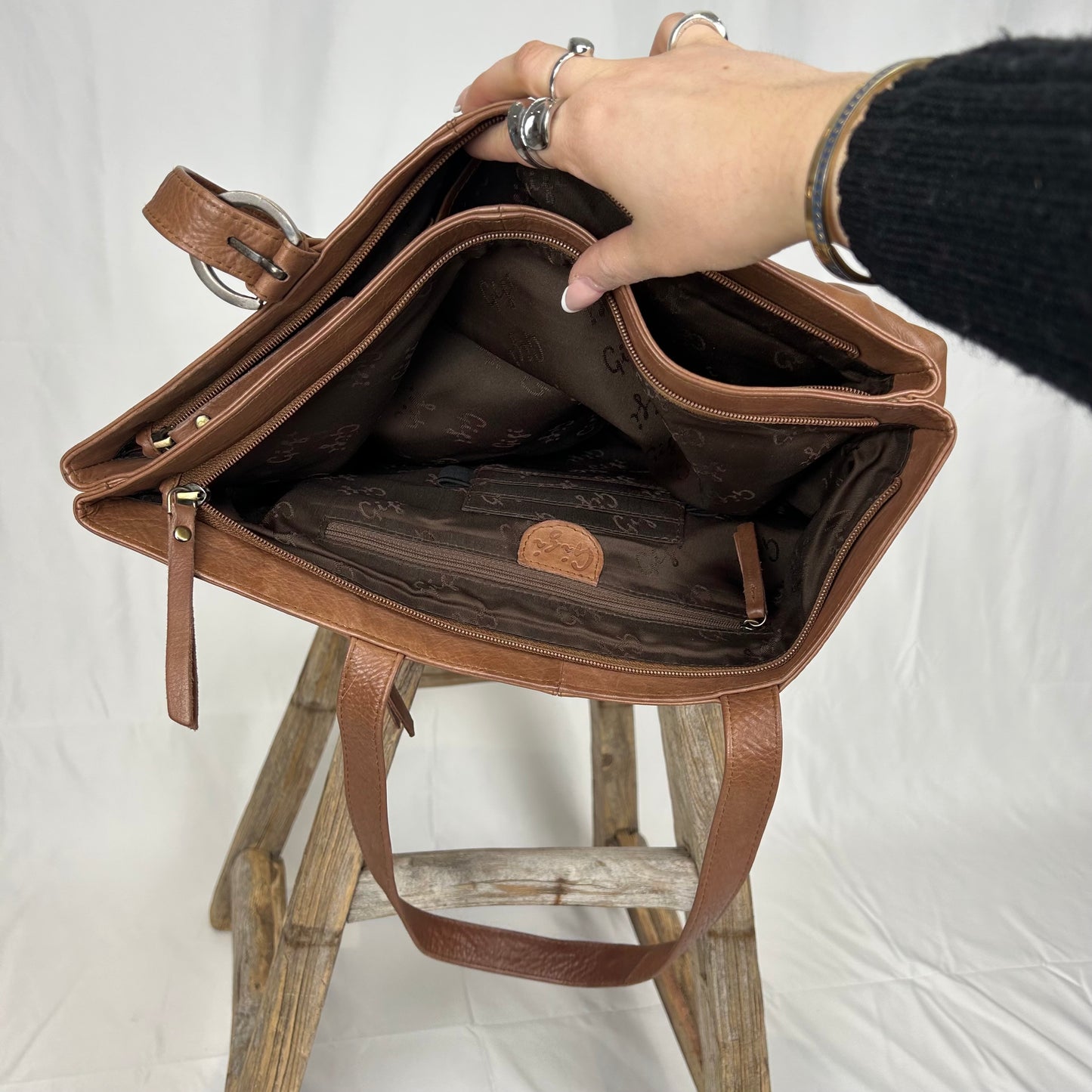 Vintage y2k style tan leather shoulder bag