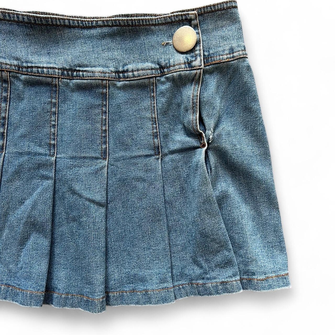 Vintage Y2K style mid wash pleated denim mini skirt