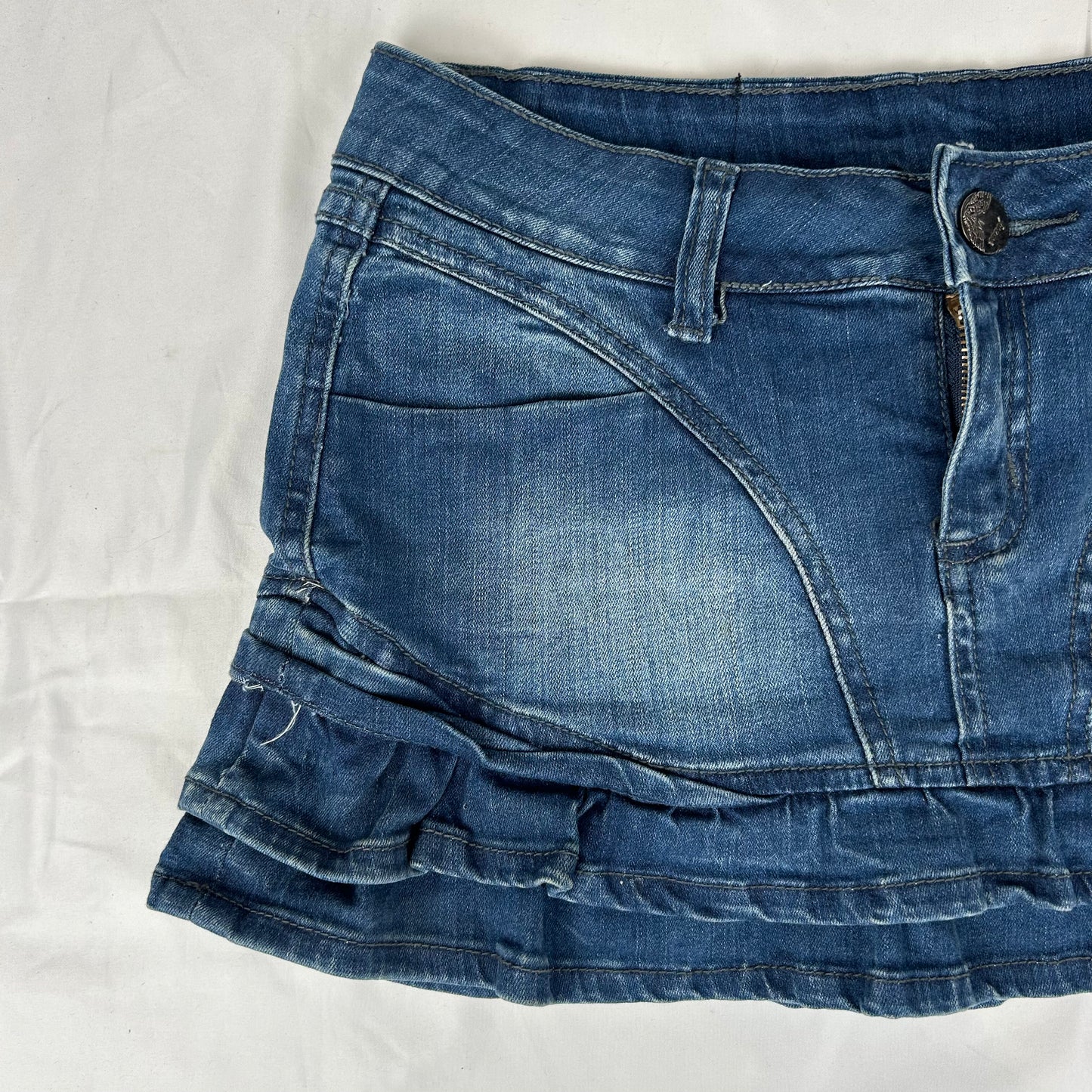 Vintage y2k style dark wash ruffled denim mini skirt