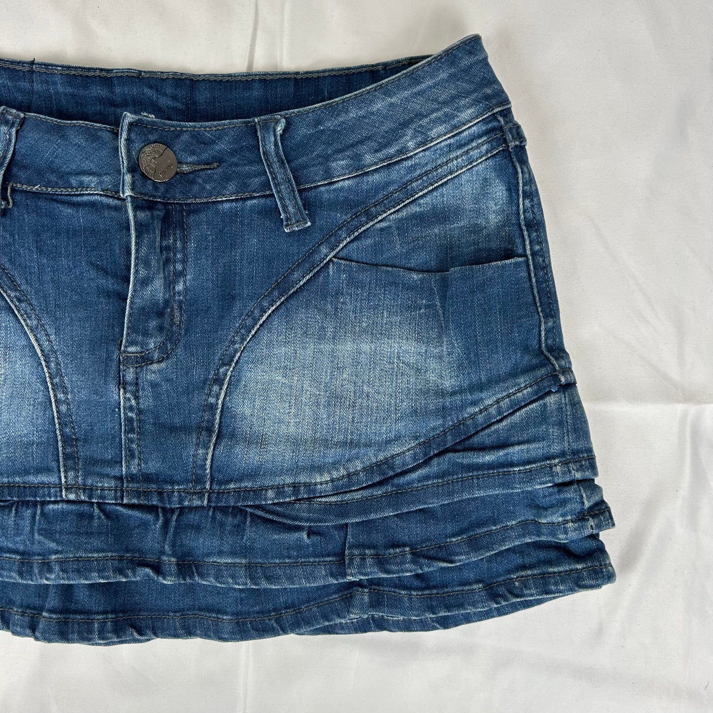 Vintage y2k style dark wash ruffled denim mini skirt