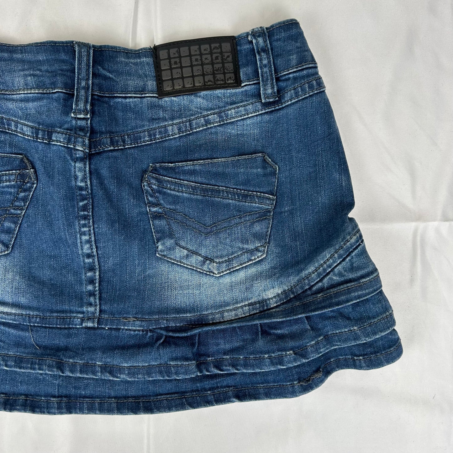 Vintage y2k style dark wash ruffled denim mini skirt